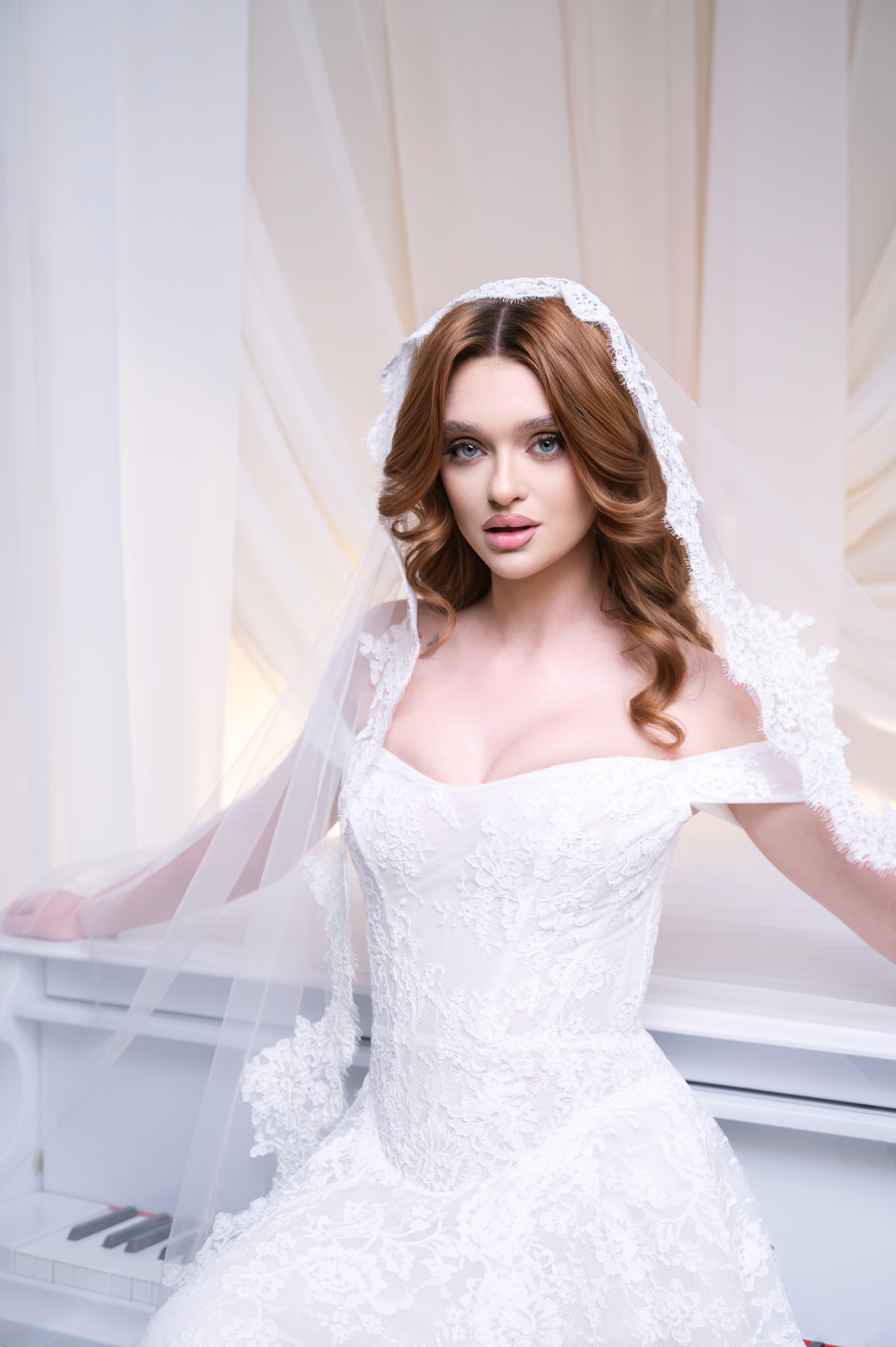 Mireasă fotografiată cu voal și expresie delicată într-un decor romantic, fotografie de nuntă în București