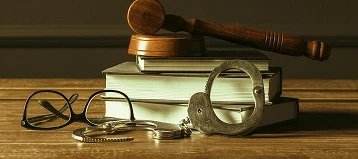 Gavel avec des livres sur un vieux bureau en bois