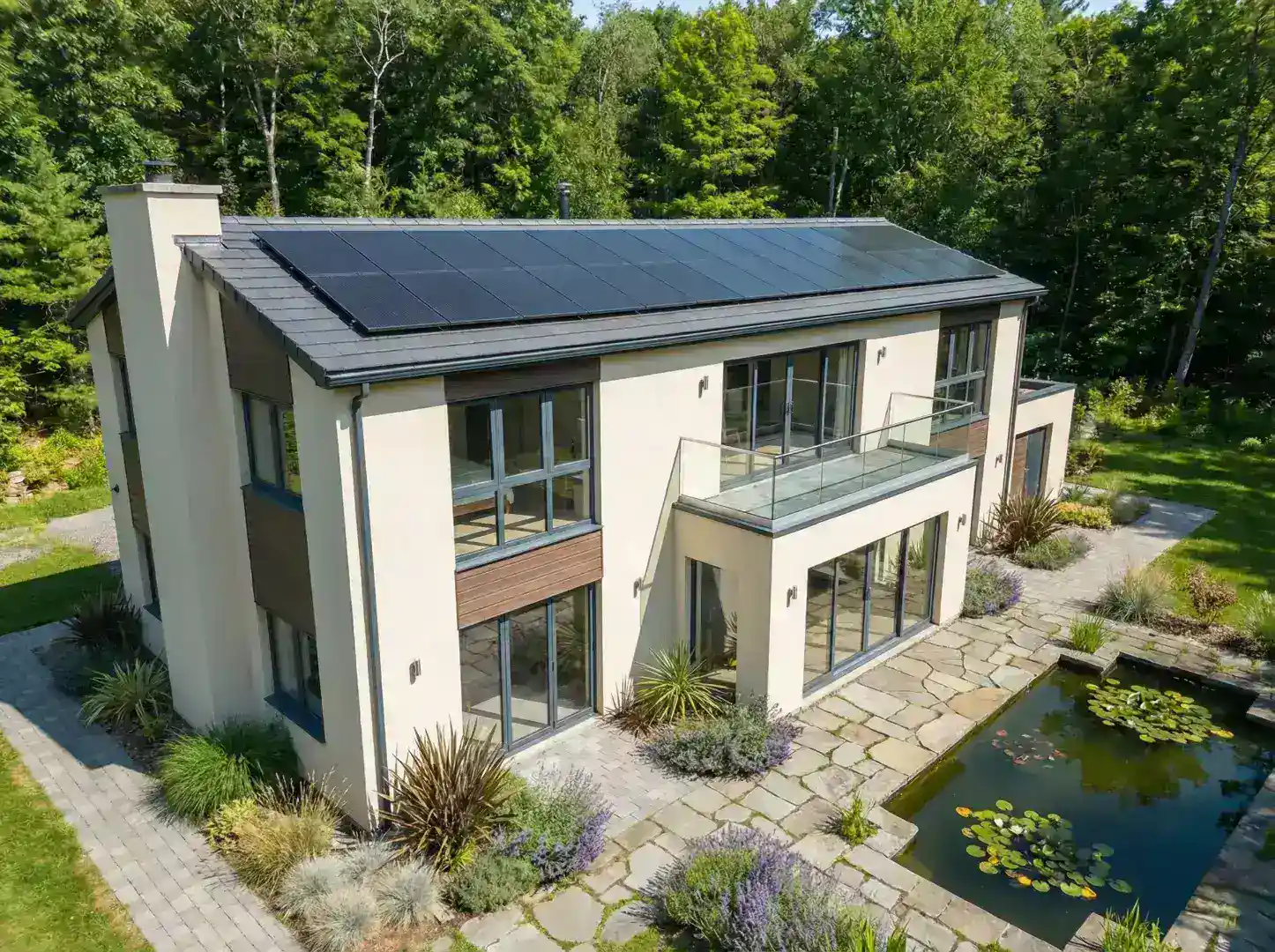 Maison moderne avec panneaux solaires intégrés. Solution d'énergie renouvelable pour une habitation performante et écologique