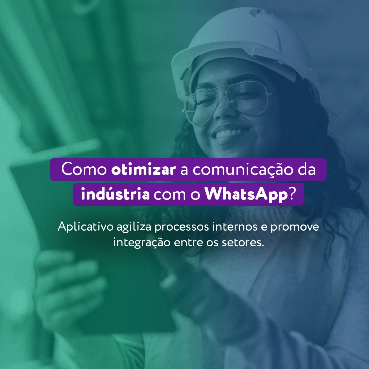 Trabalhadora de indústria utilizando ferramenta de monitoramento de WhatsApp corporativo