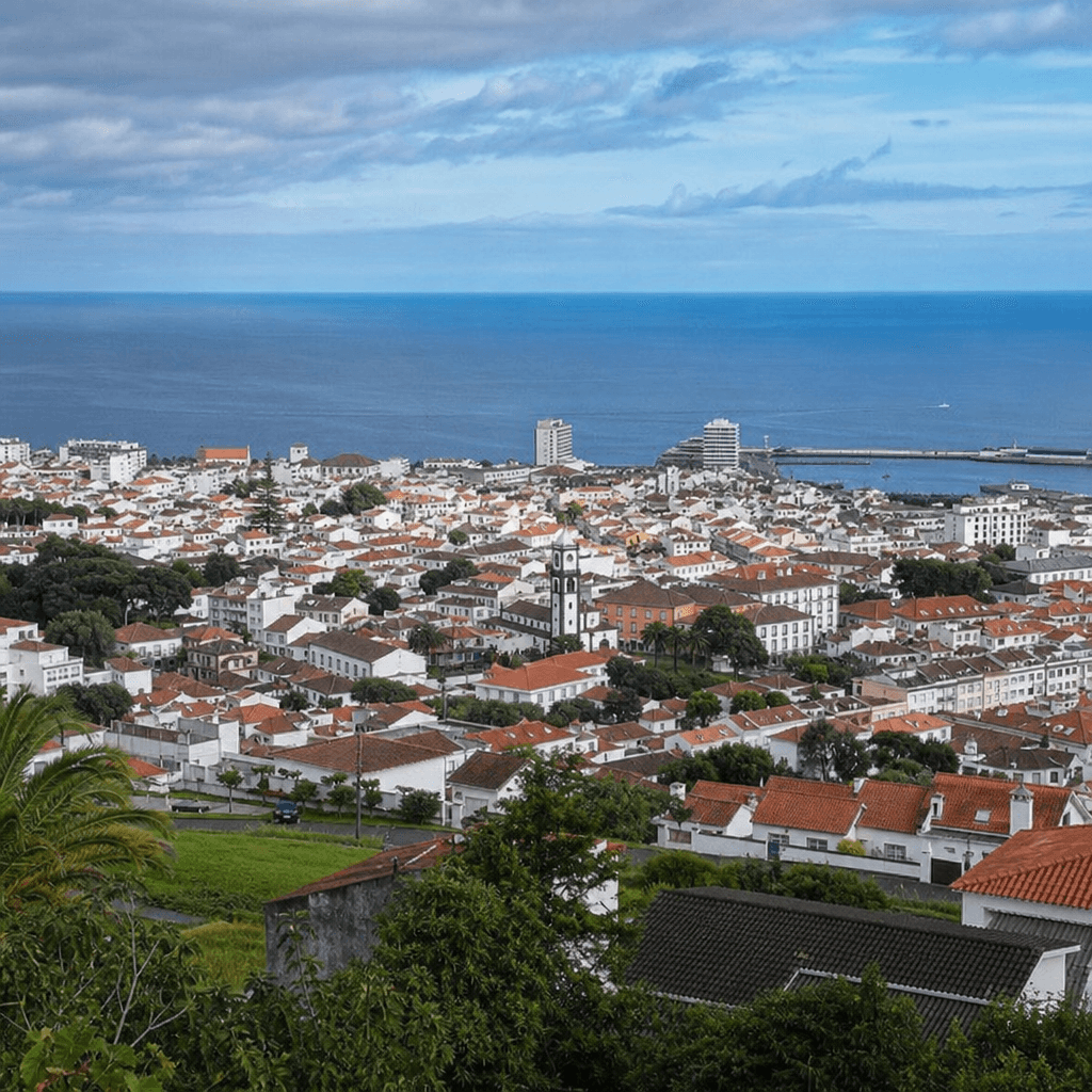 Vista panorâmica de Ponta Delgada com o mar ao fundo