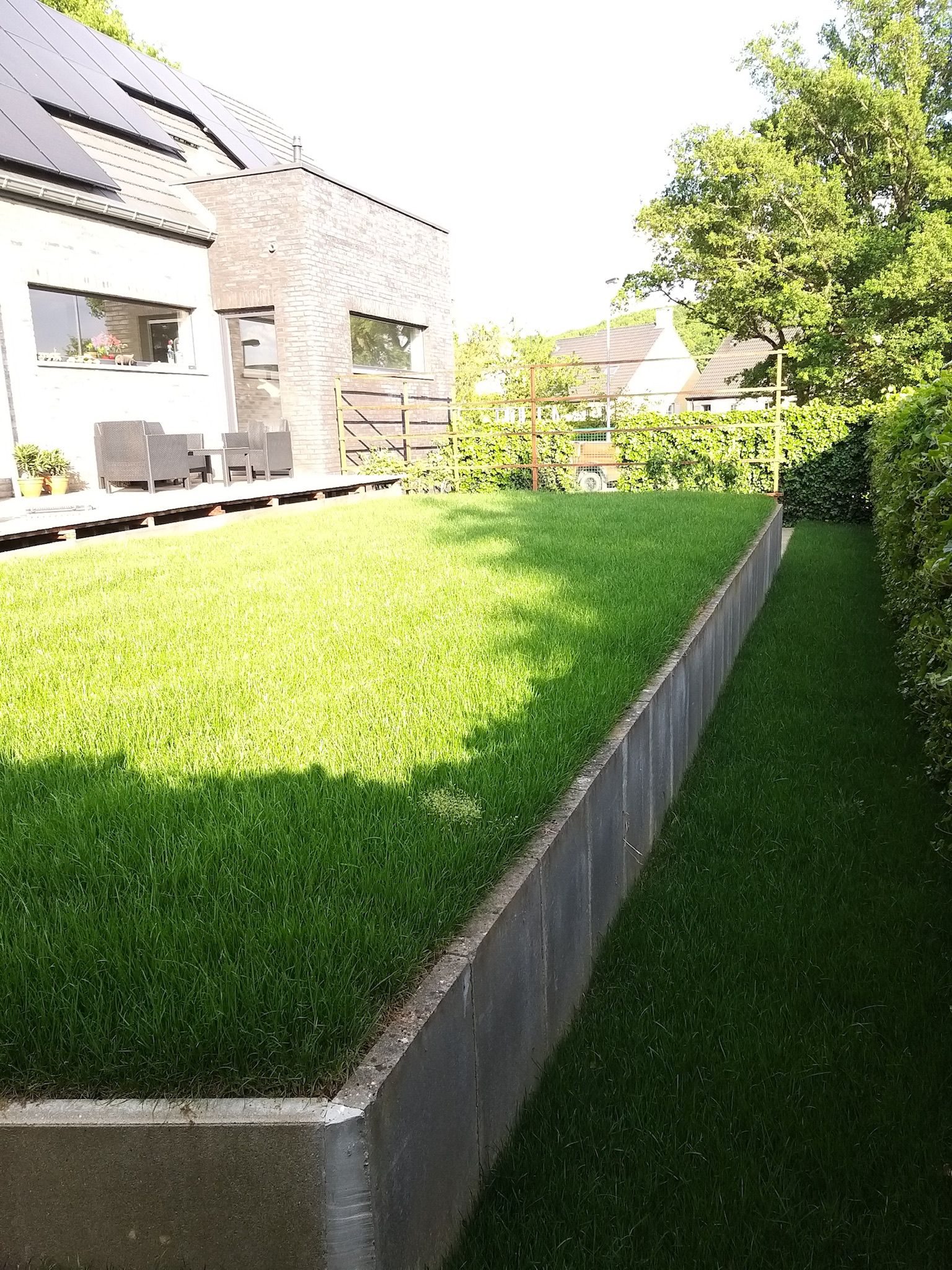Gazonaanleg met grasmatten — Tuinaanleg in Wezemaal, gerealiseerd door Wilmaerts Tuinaanleg