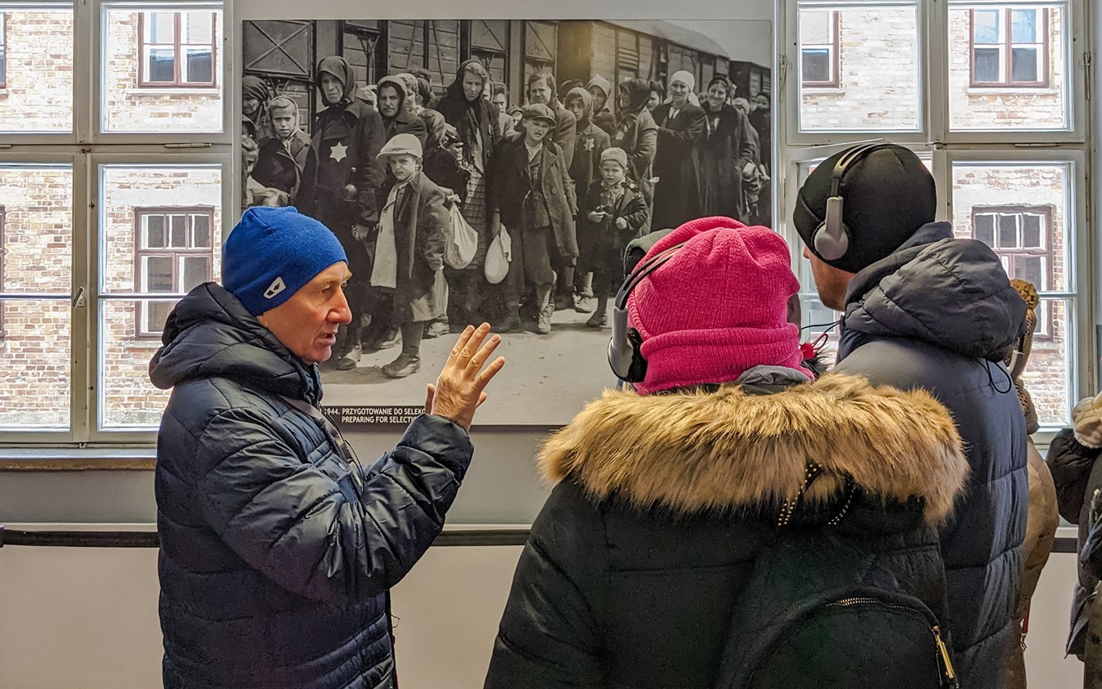 Guía explicando la foto histórica durante el recorrido por Auschwitz Birkenau desde Wrocław.