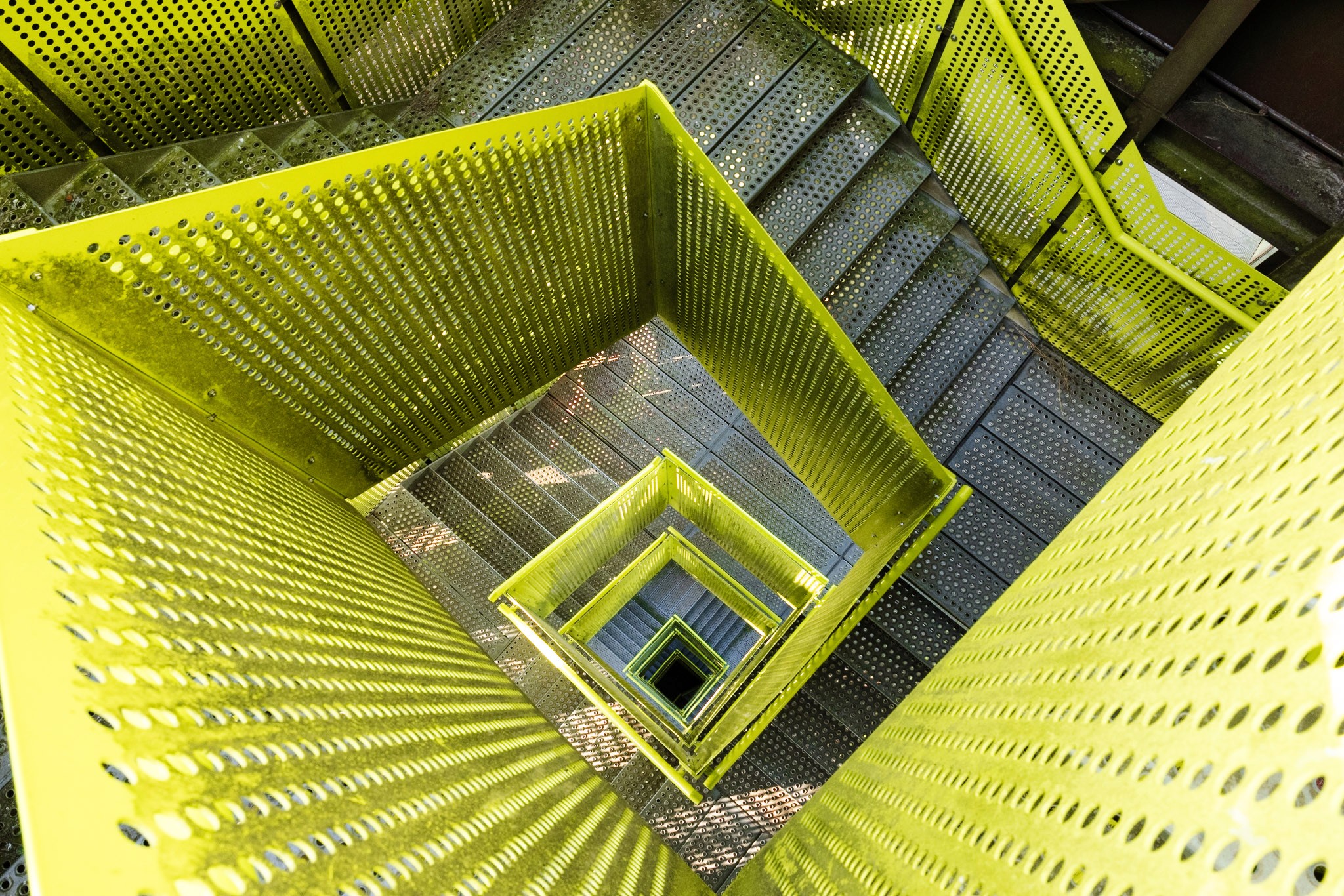 Unieke foto van de bostoren met groene trappen