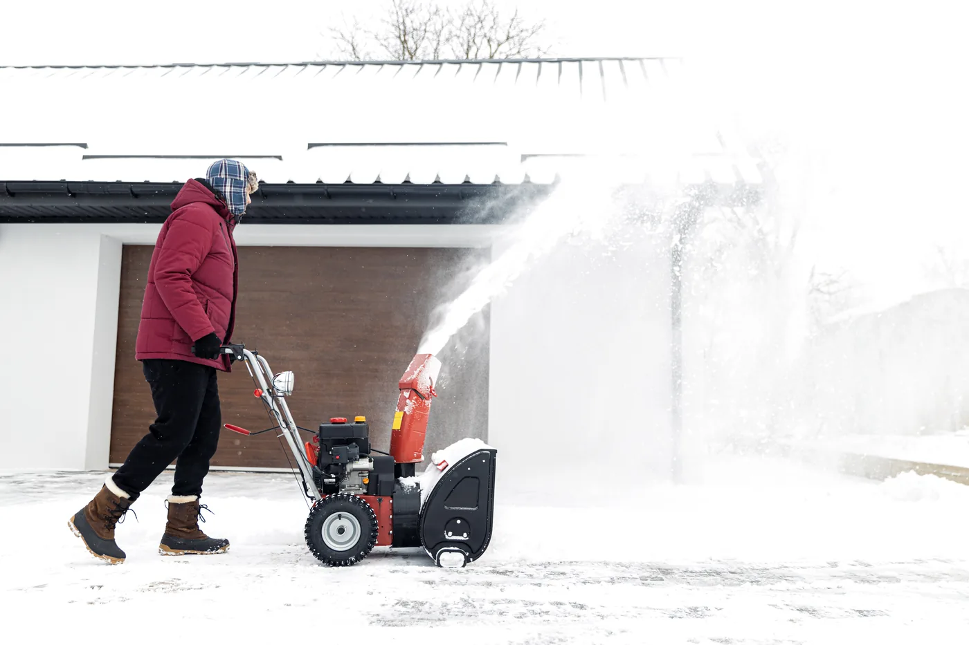 Schneefräse vor einem Einfamilienhaus