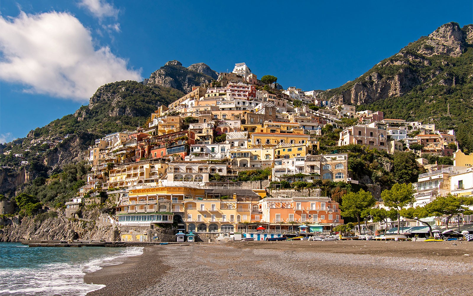 Playa de Positano y casas coloridas en la ladera de la Costa Amalfitana, Nápoles.