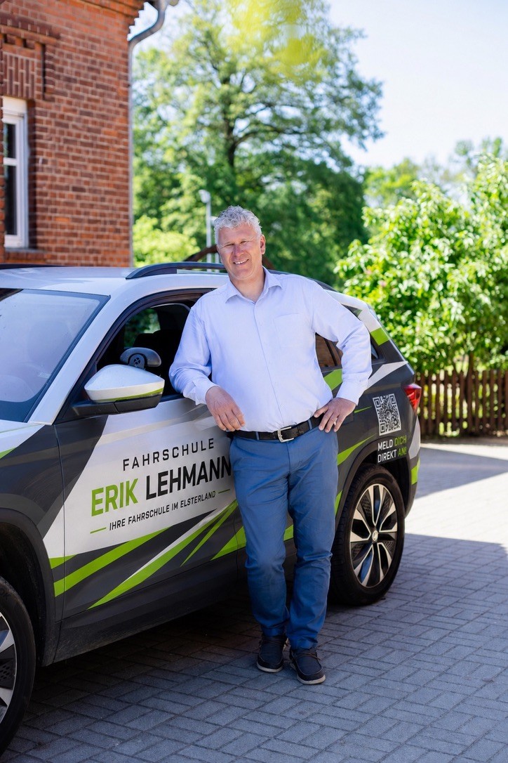 Fahrlehrer Erik Lehmann vor dem Schulungsfahrzeug