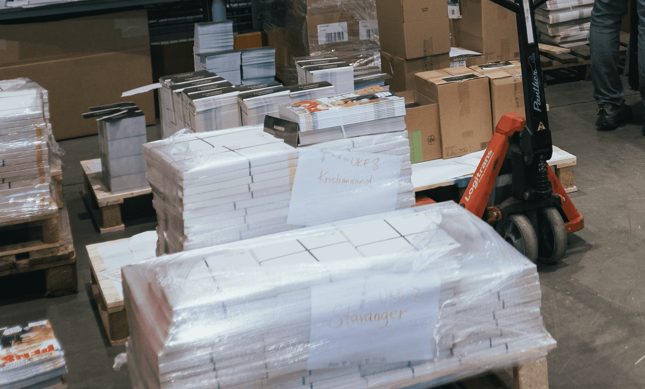 Magasiner på pall klar til utsendelse