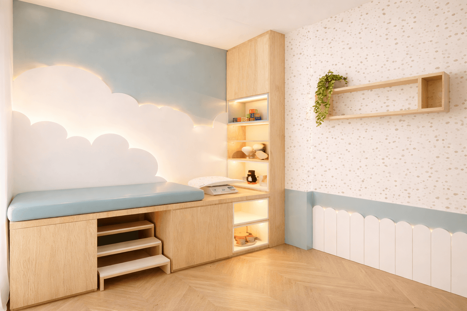 Cabinet pédiatrique aménagé sur mesure en Gironde – table d'examen intégrée, mobilier bois, fresque nuages, atmosphère rassurante et conforme ERP, par Eva Hostein