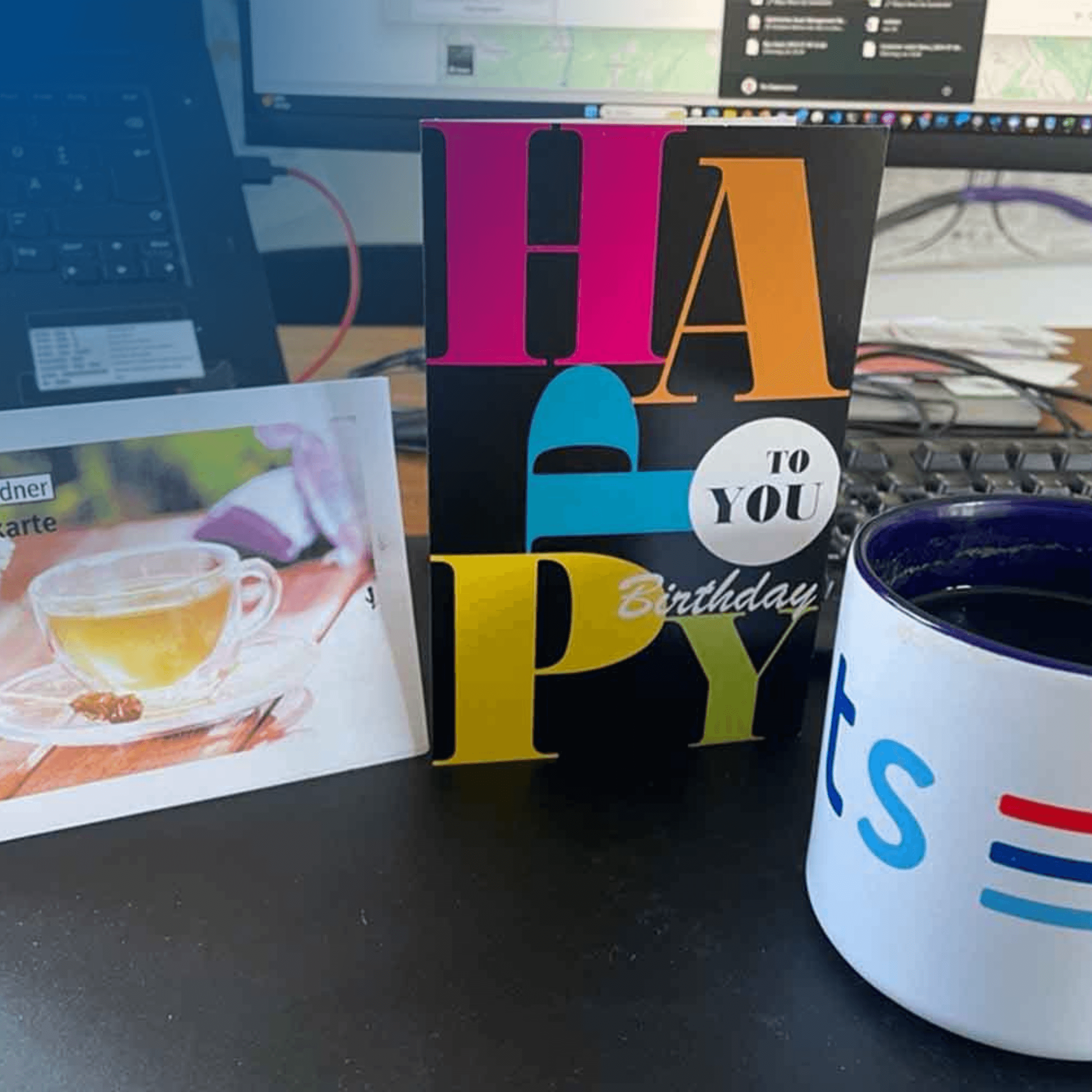 Bunte Collage mit Tortenstück und inits-Tasse – Jubiläumsbild zum 7-jährigen Bestehen von inits I/O.