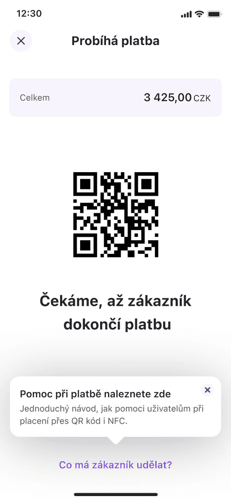 Aplikace Cvak: probíhá platba s QR kódem v bílo-fialovém designu, zákazník dokončuje transakci.