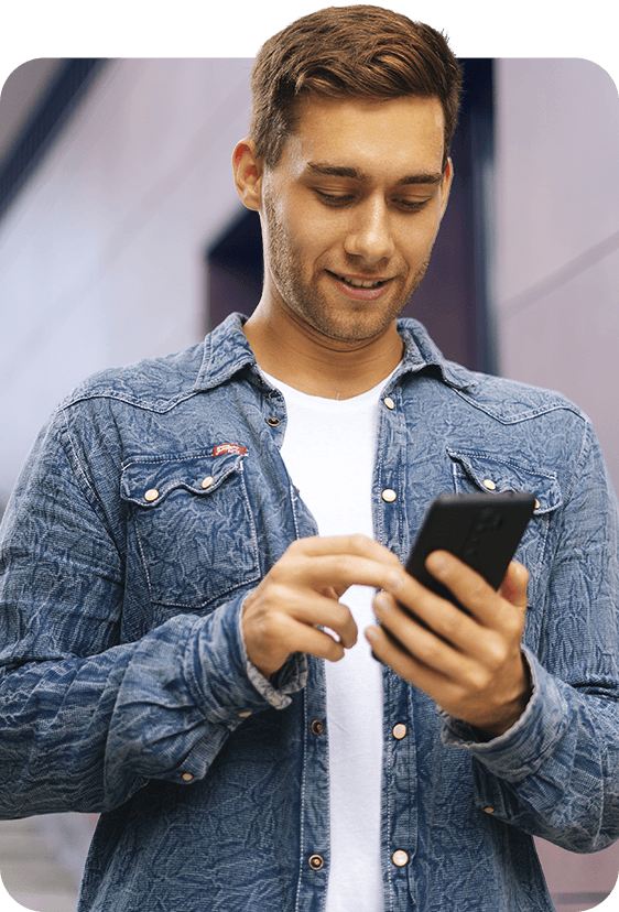 Técnico de TI da FindUP aceitando chamado no celular