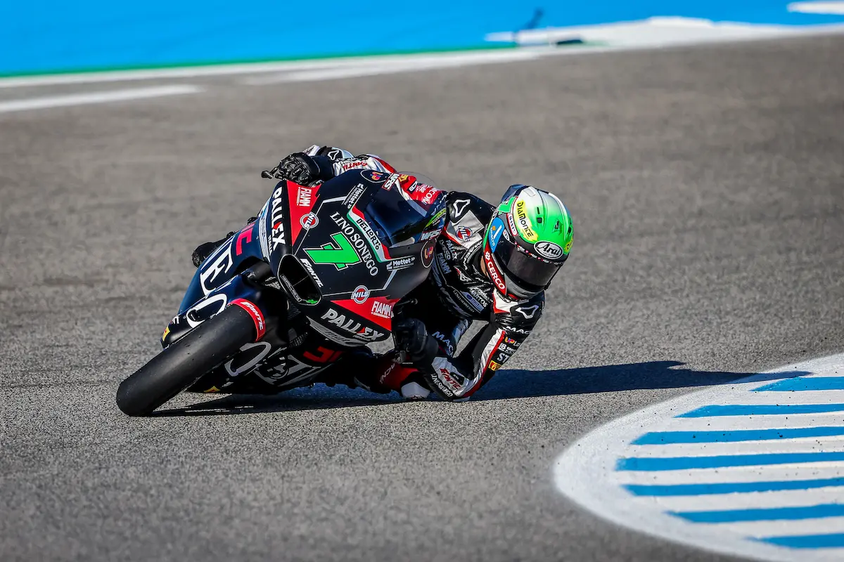 Piloto de carreras en curva en circuito: lubricantes NILS para competiciones de alto rendimiento