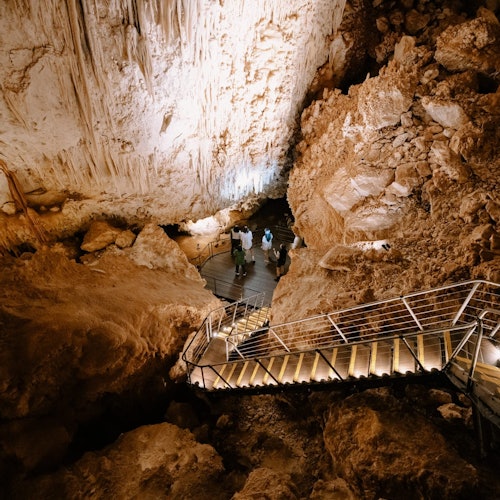 令人驚嘆的水晶結晶構造裝飾著珠寶洞的牆壁和天花板