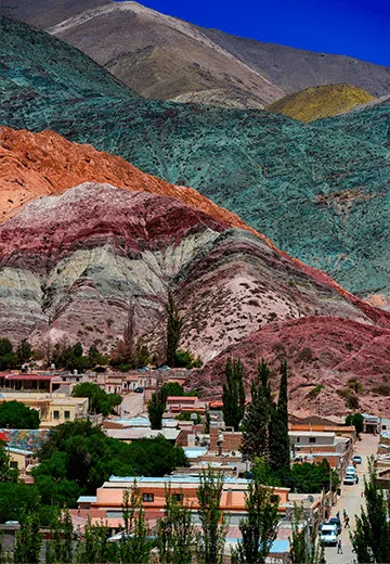 Vilarejo andino ao pé de montanhas coloridas com camadas minerais no norte da Argentina
