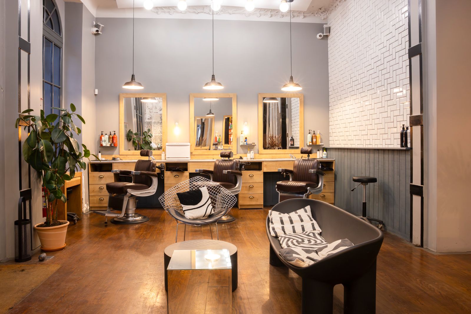 Fauteuil barbier en cuir dans le salon Bonhomme du groupe Ecla