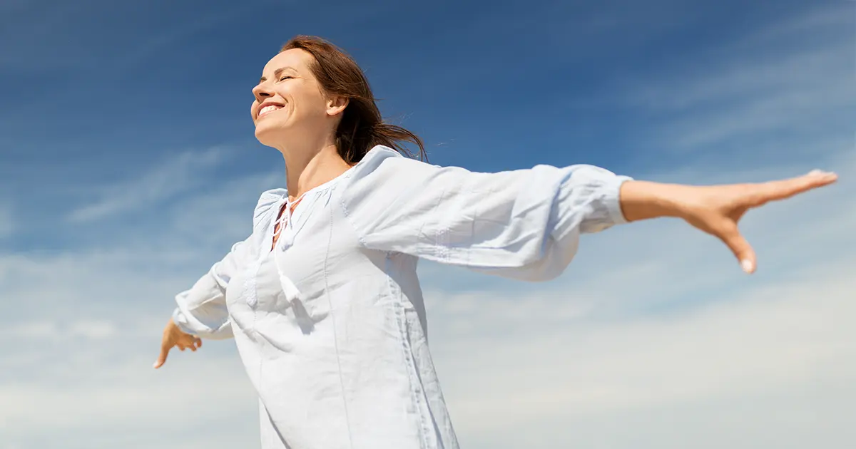 Illustrasjonsbilde av en ung kvinne som er glad for å ha blitt helbredet for hemoroider.