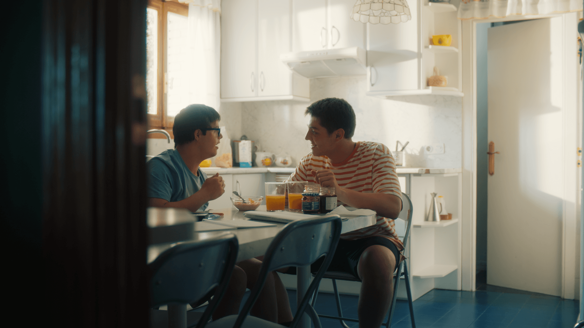 Two men hacing breakfast with eachother.