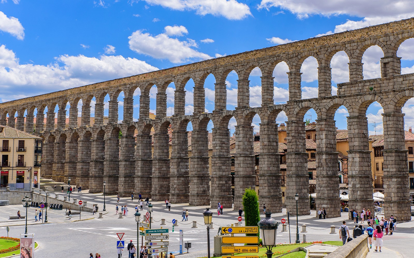 Romeins aquaduct in Segovia met bogen die een stadsplein overspannen.