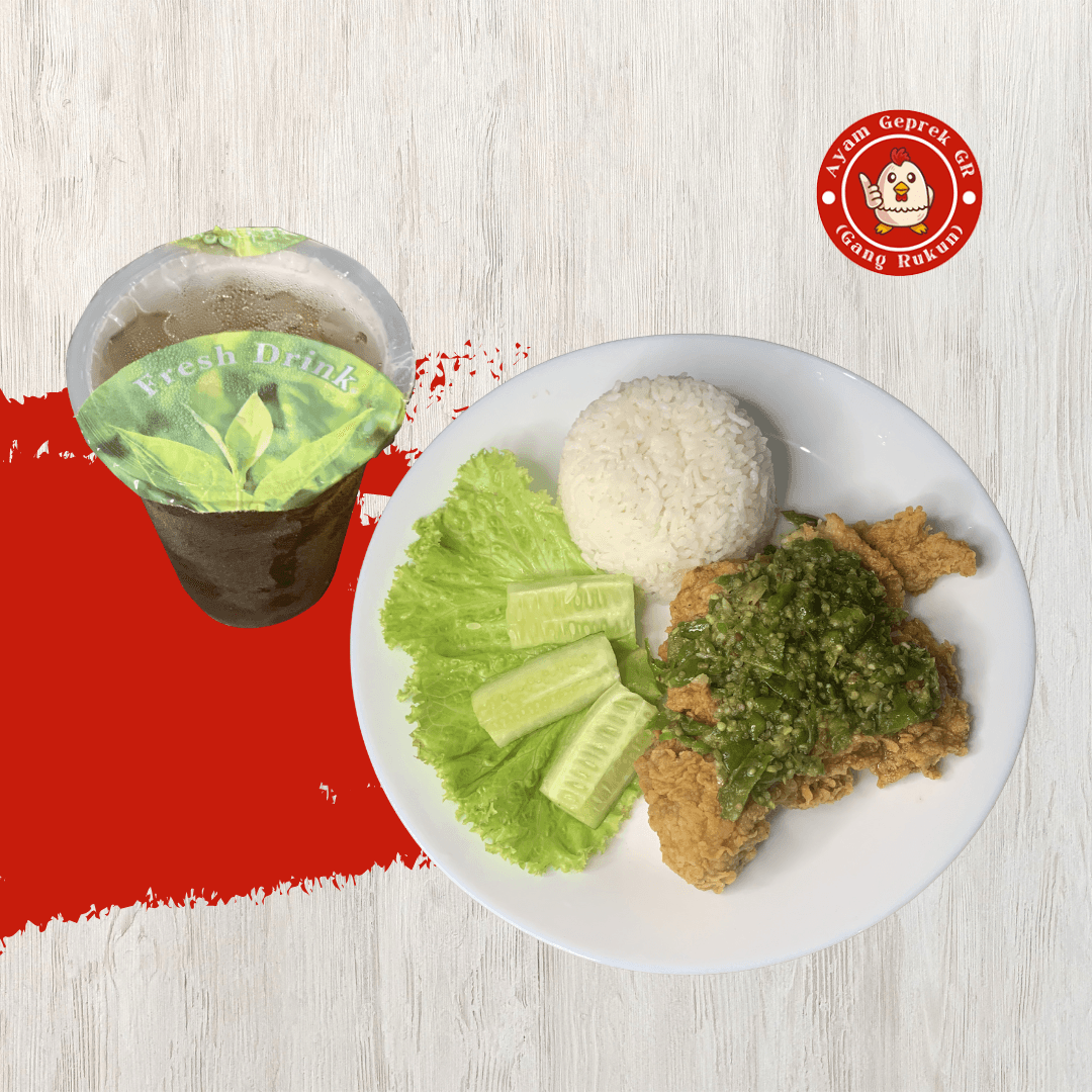  1 potong ayam geprek sambal ijo crispy dan juicy dengan lalapan,  nasi putih, dan 1 es teh manis