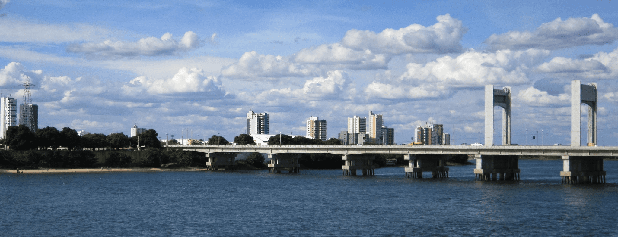 Ponte Presidente Dutra, que conecta as cidades de Petrolina e Juazeiro sobre o Rio São Francisco