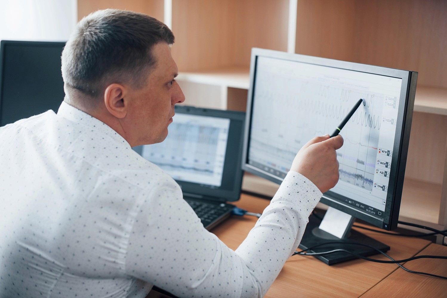 Servidor público analisando fluxo de celeridade processual em sistema digital.