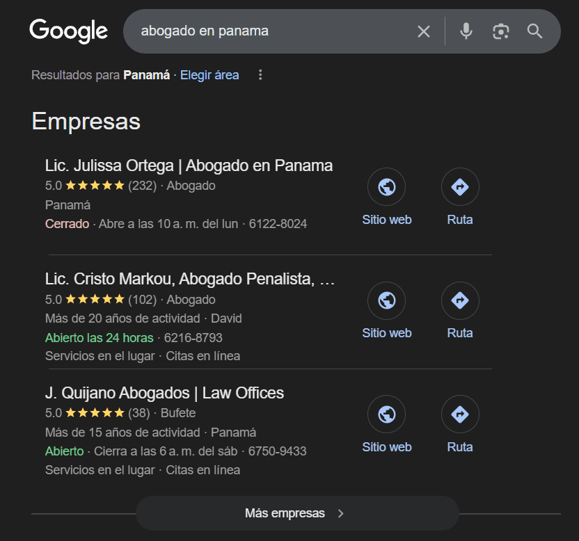 Captura de pantalla mostrando los primeros tres resultados en Google para ‘abogado en Panamá’, destacando cómo las empresas mejor posicionadas reciben la mayor parte del tráfico local, usado como ejemplo en una landing page de Google Ads de Fresa Marketing.