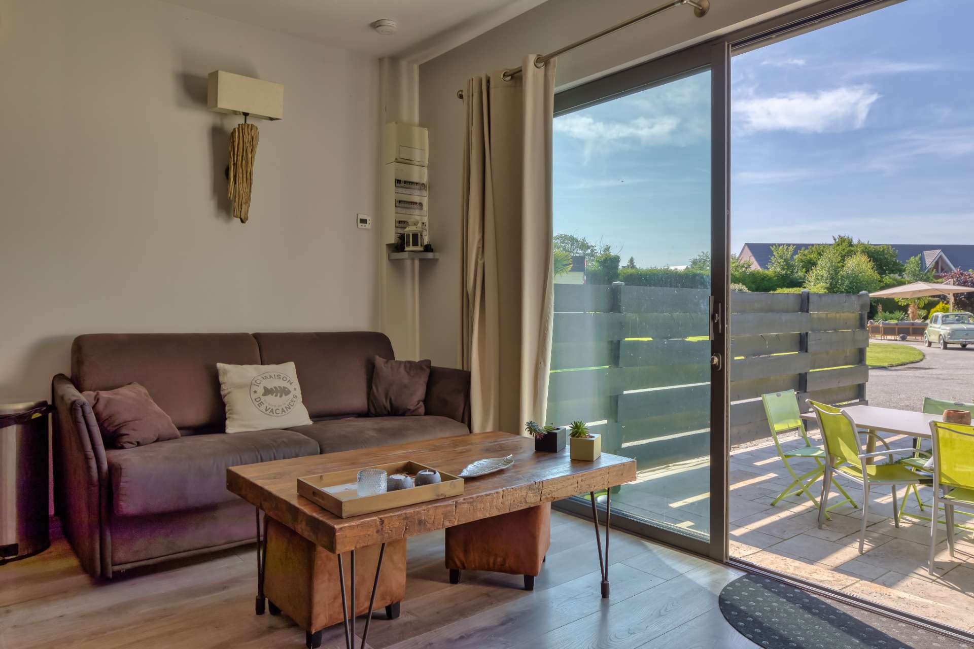 Salon avec terrasse privative du cottage détente "Le Cottage Familial" en Normandie