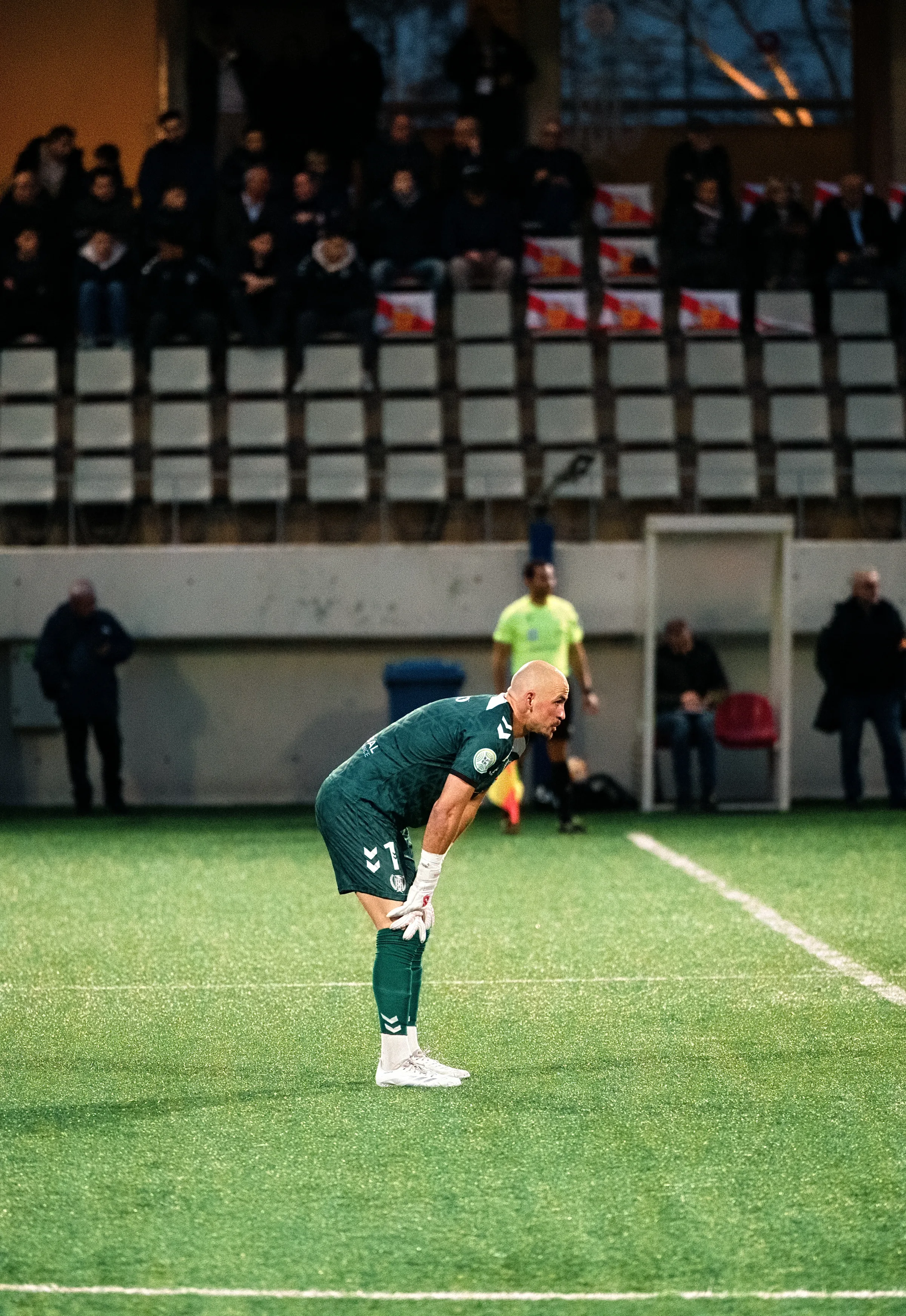 Portero en acción durante el Hospitalet FC vs Santa Coloma de Gramenet 2026, fotografía deportiva