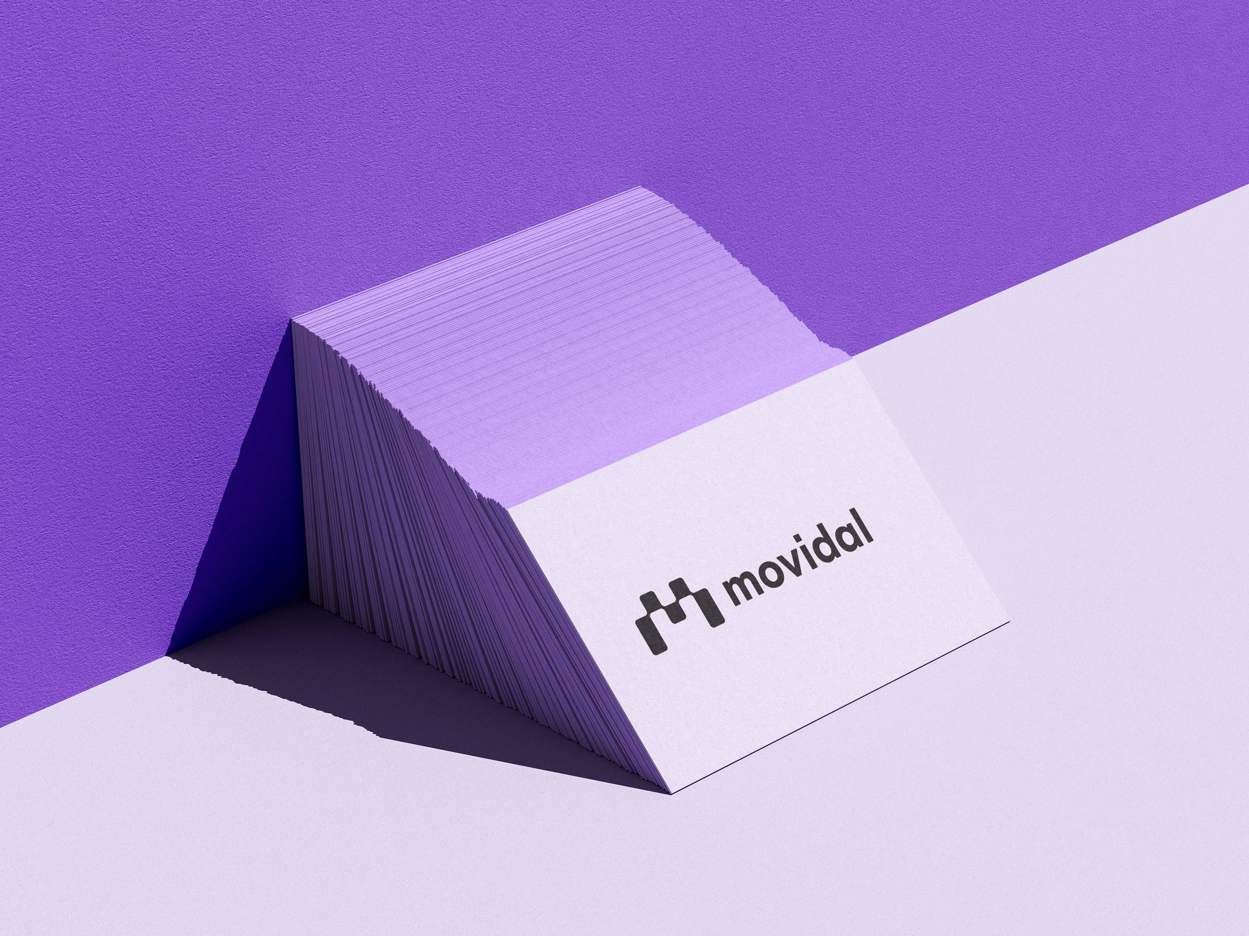 Weiße Visitenkarte mit Movidal-Logo auf lilafarbenem Untergrund