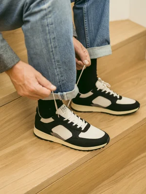 Dans le lookbook de la marque Danoise Another Aspect, le mannequin porte un costume gris et une chemise blanche