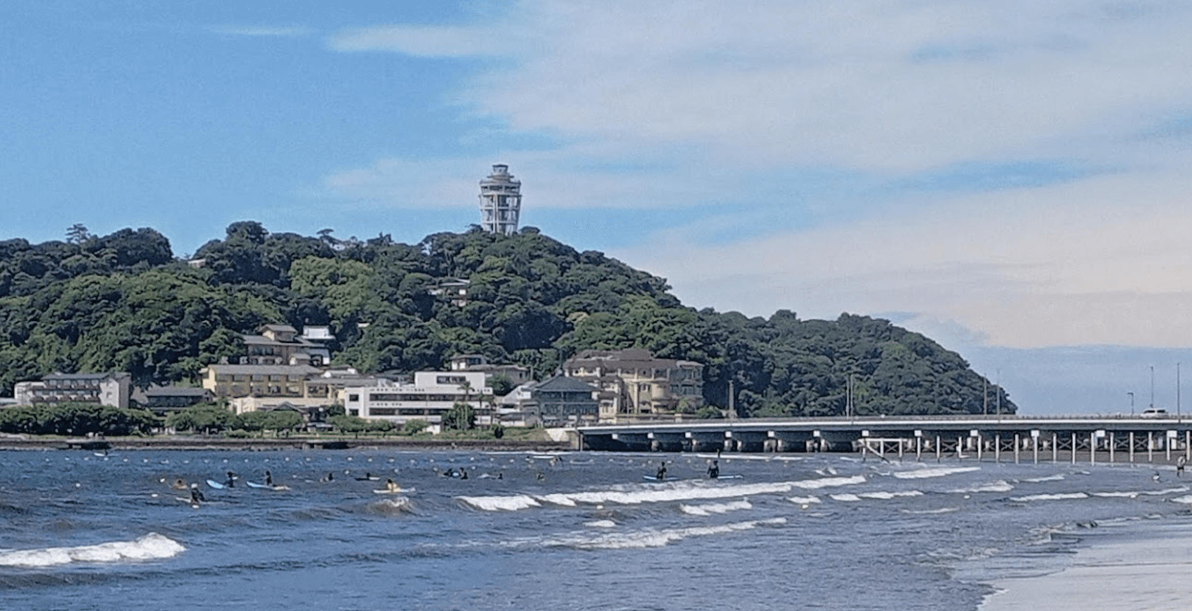 神社、洞窟、海岸の景色で知られる江ノ島