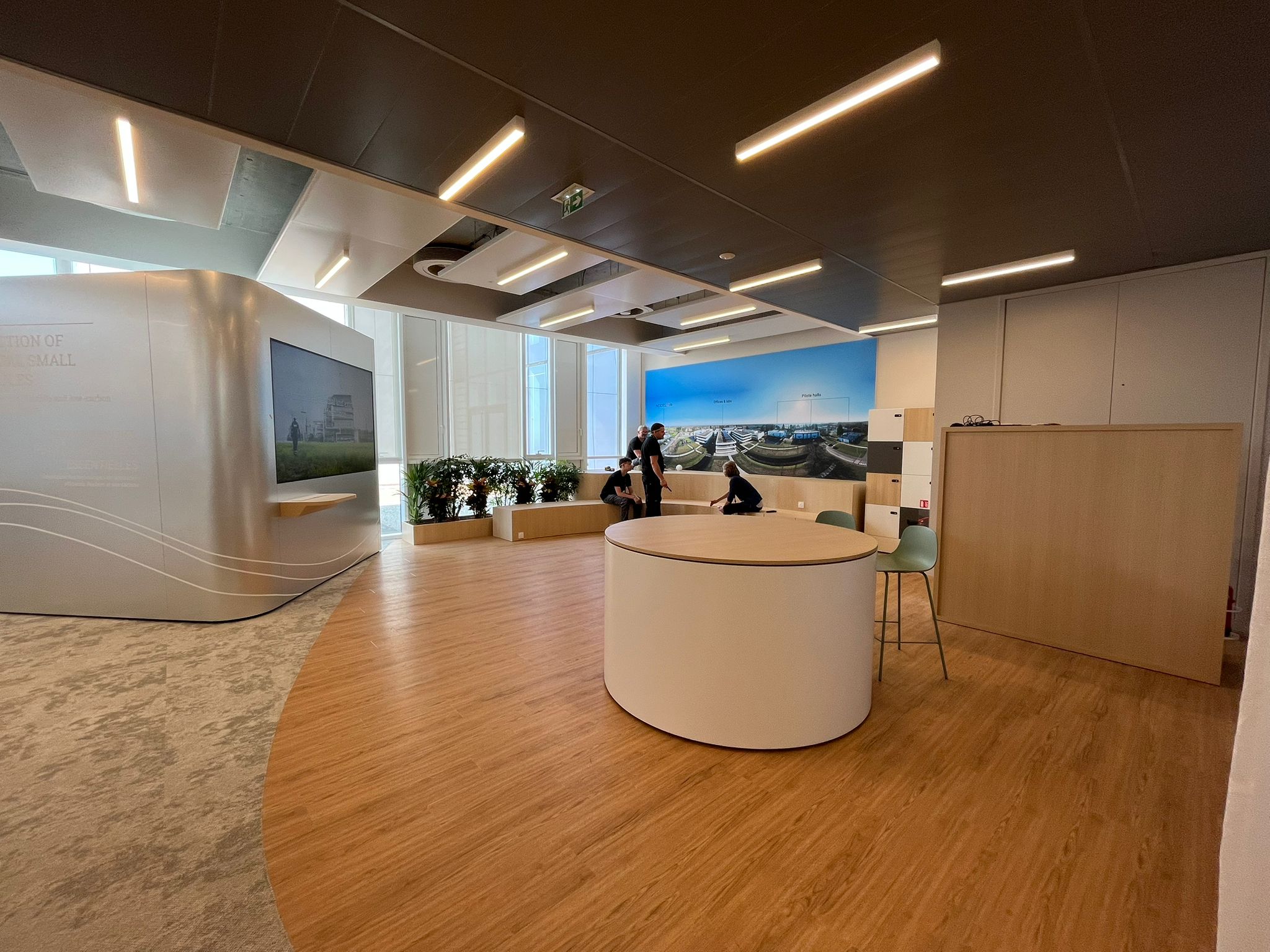 Parcours immersif du showroom Air Liquide à Paris avec panneaux explicatifs et écrans