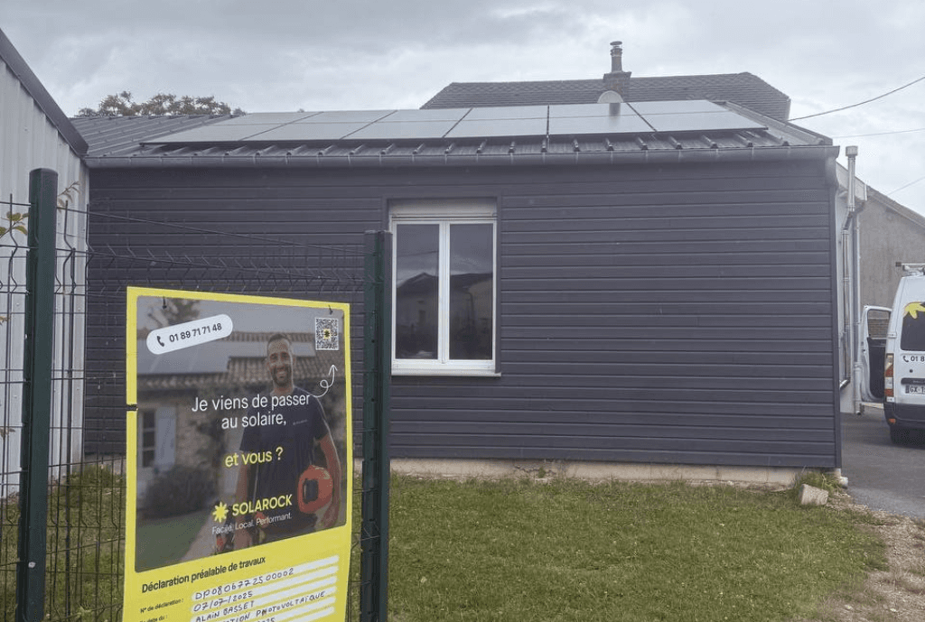 Photo d'une maison à Roisel en France équipée de panneaux photovoltaïques dont l'installation a été faite par Solarock.