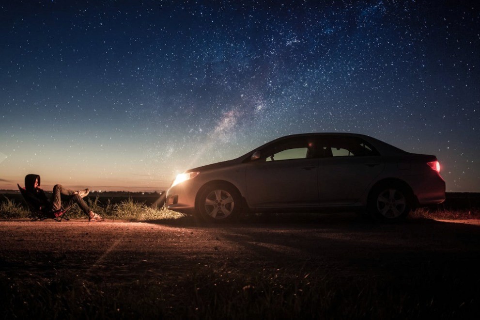 auto en la noche como representacion de reunir para comprar auto