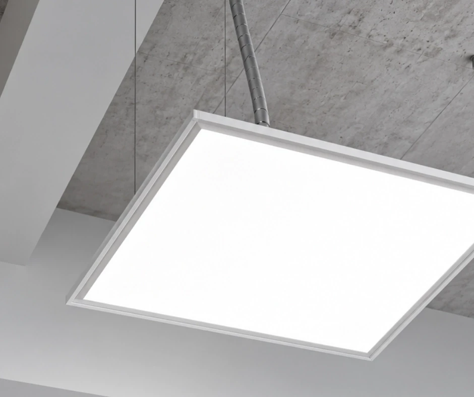 Biały panel LED zamontowany w suficie.