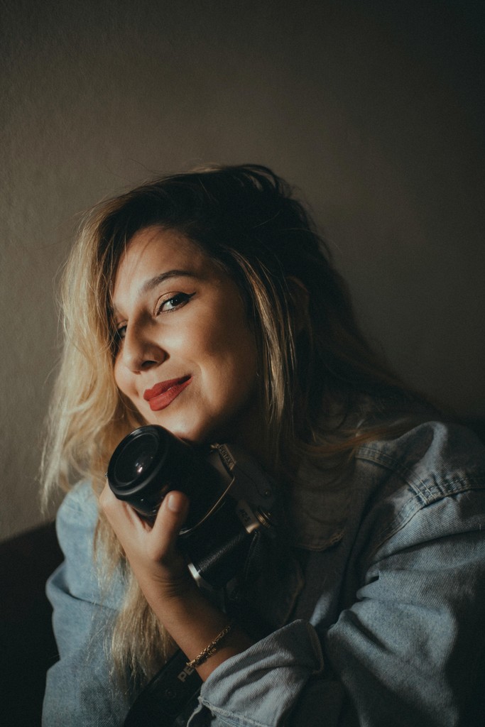 lady with dslr camera