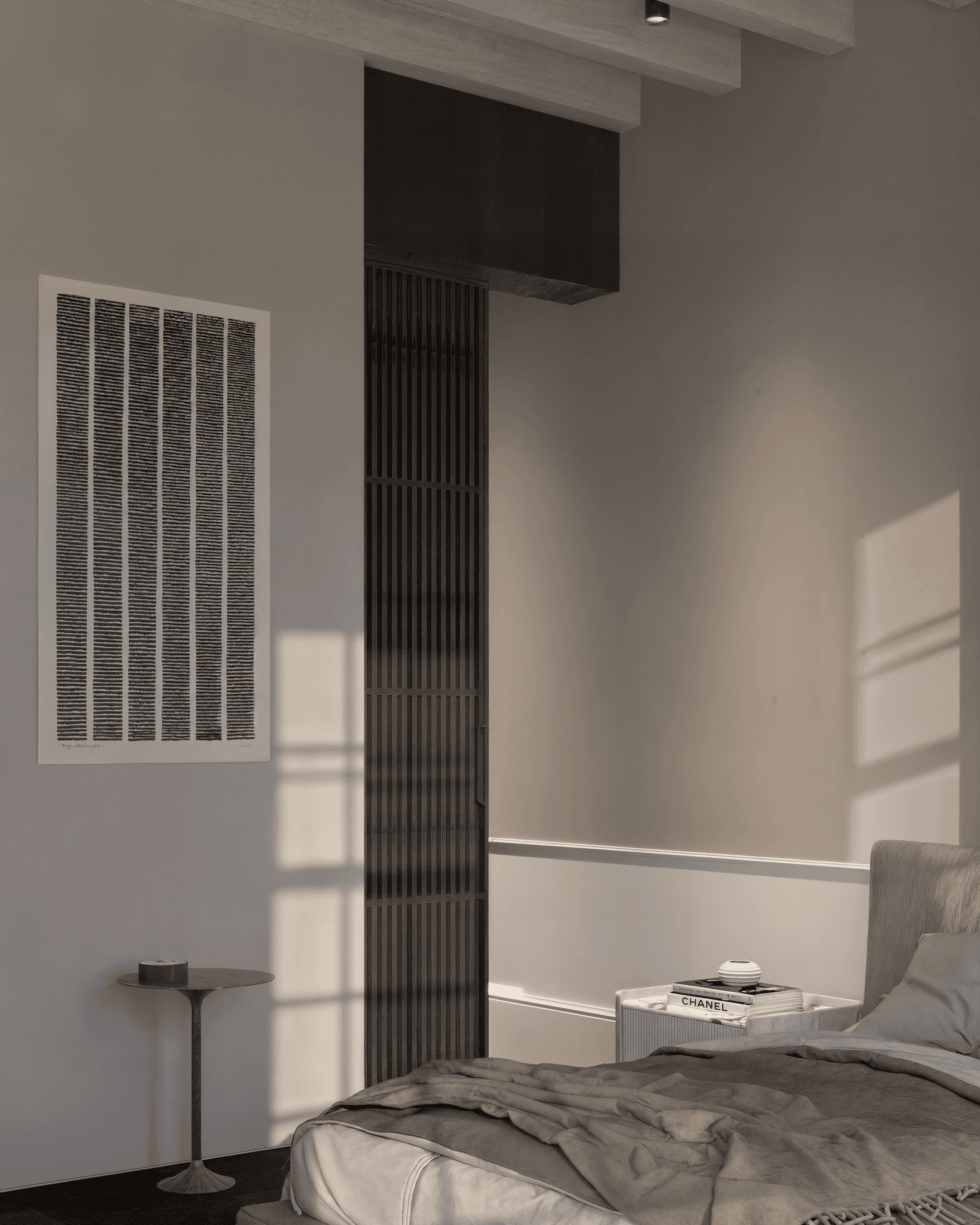 Woonruimte met bank aan weerszijden en hoge ramen met gordijnen in lichte tinten.