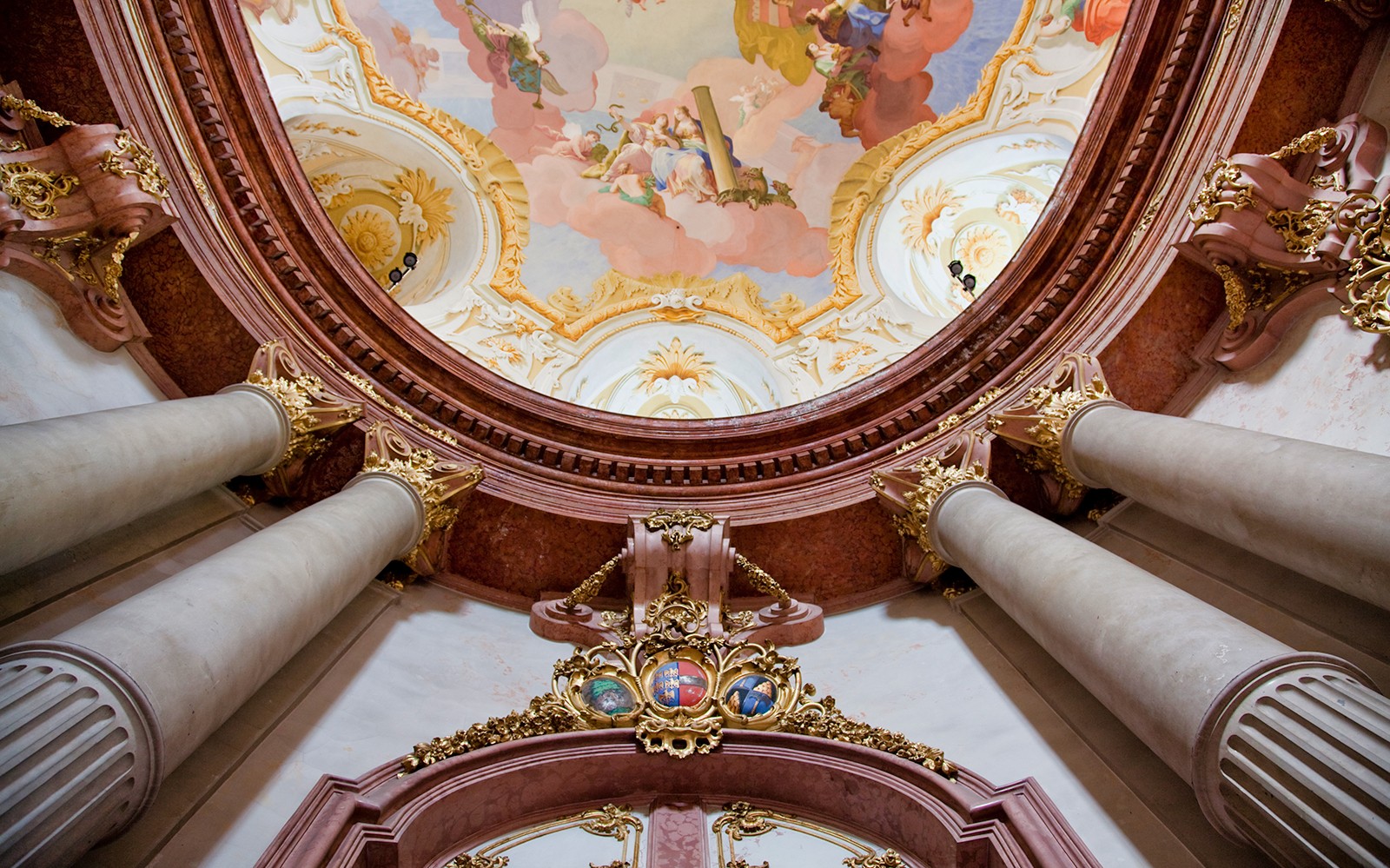 Langit-langit dan kolom yang megah di dalam Biara Klosterneuburg, Austria.