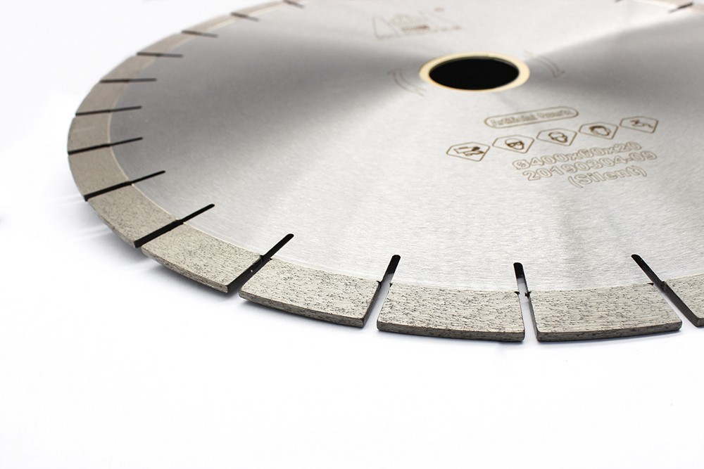 Detailed view of the segmented teeth on a Diamond Saw Blade for quartz, highlighting the smooth and clean cutting edges.