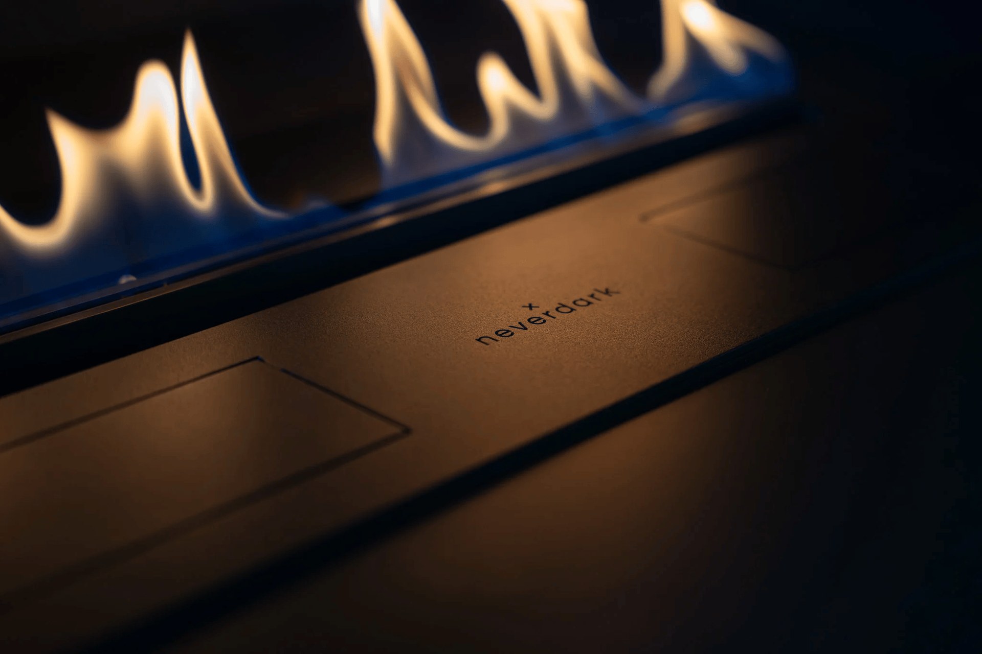 Brenner-Detail mit Flammen und sichtbarer Neverdark-Beschriftung