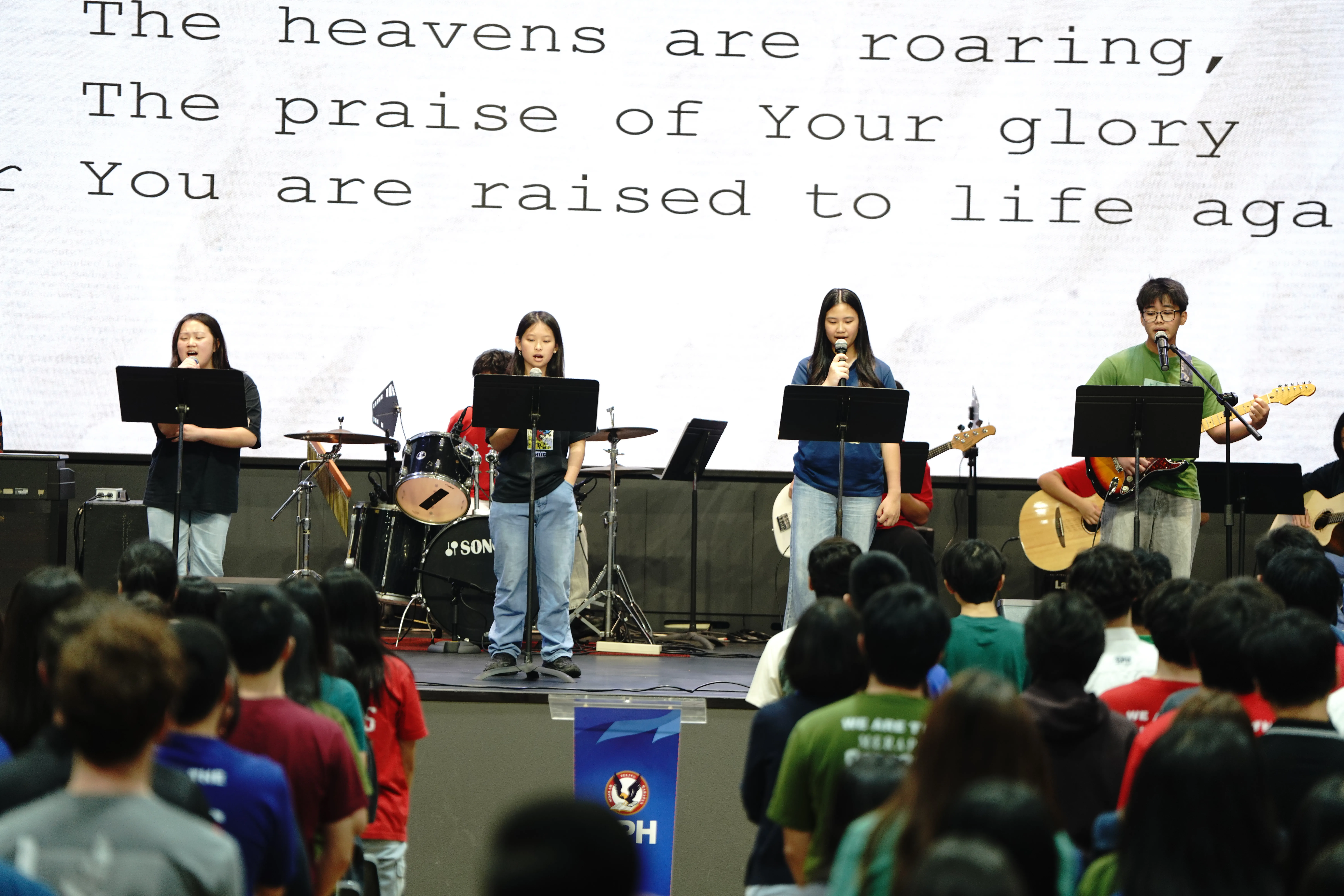 wanita membawa buku teks berwarna putih dan hijau