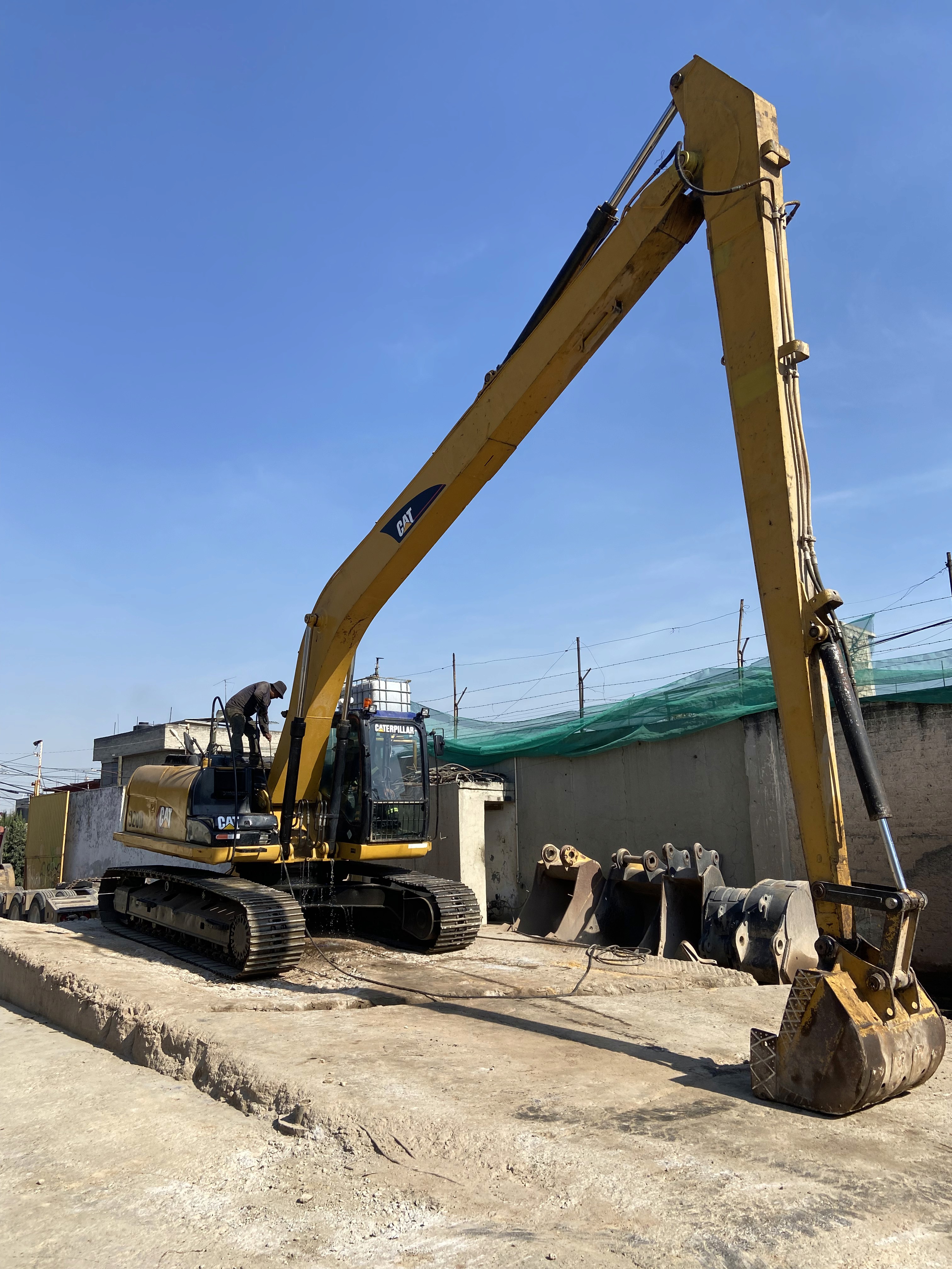 Excavadora hidráulica trabajando en obra de terracería y movimiento de tierra