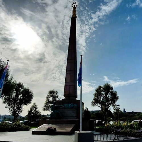 Площадь Конституции и мемориал Гелле Фра, Верхний город