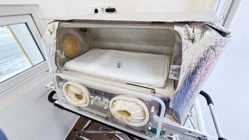 Babamentő inkubátor készülék egy kórházi épületrészben