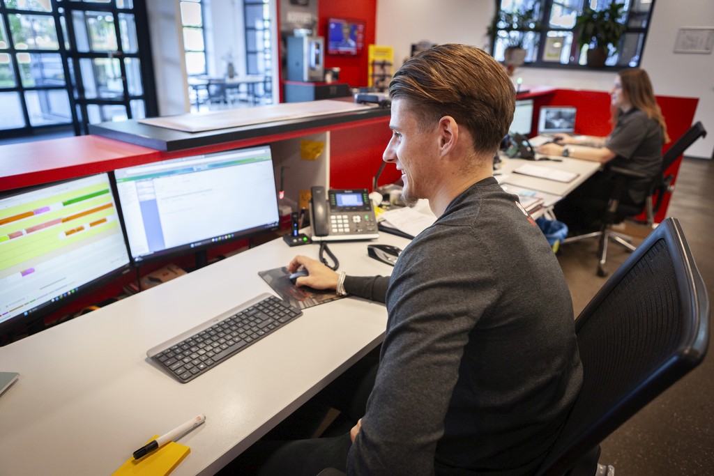 Service adviseur achter de balie