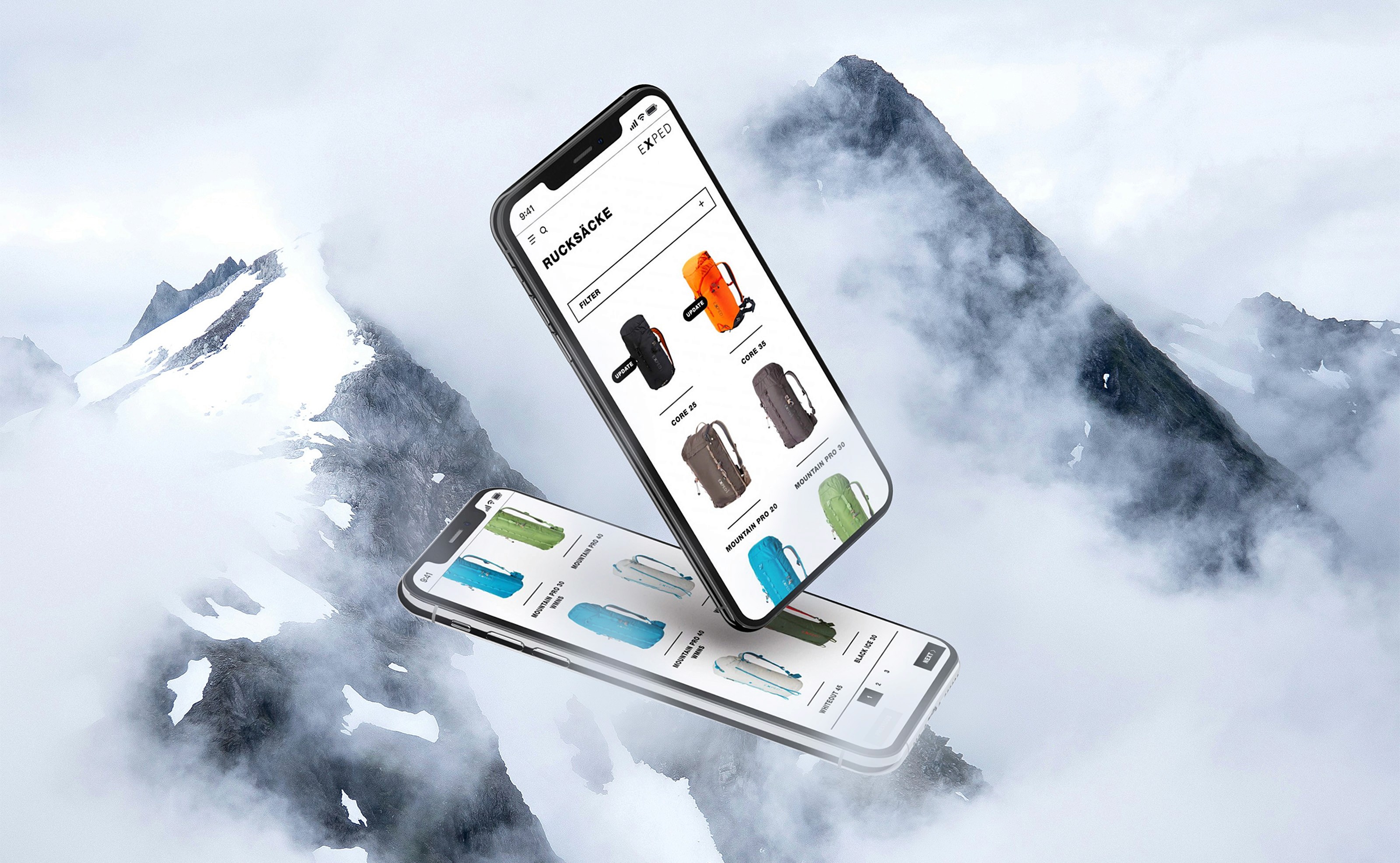 iPhones mit Rucksäcken auf dem Display schweben in den Wolken zwischen Berggipfeln.