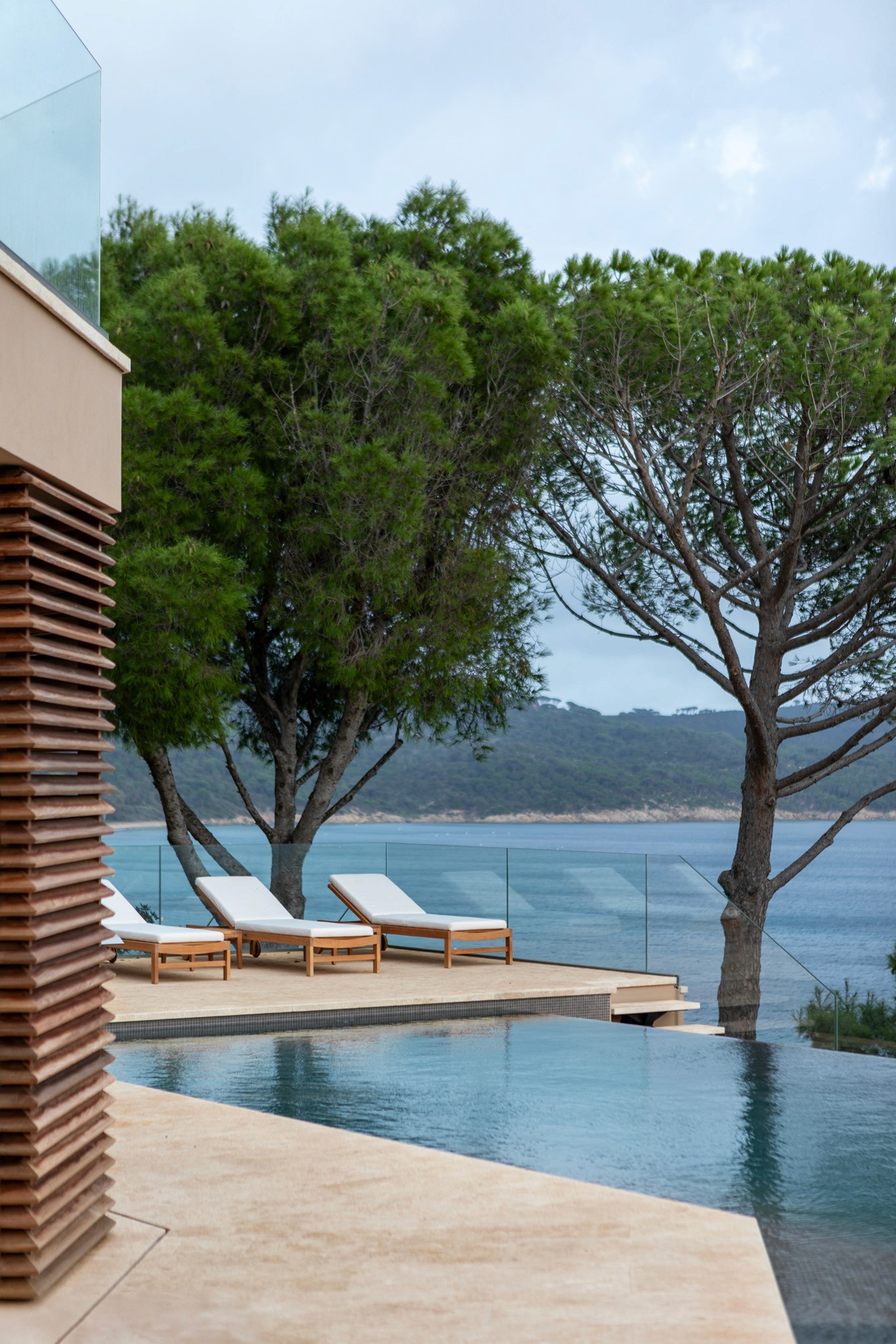 Aménagement extérieur d'une terrasse par Batiglobal avec piscine et vue sur mer sur la Côte d'Azur
