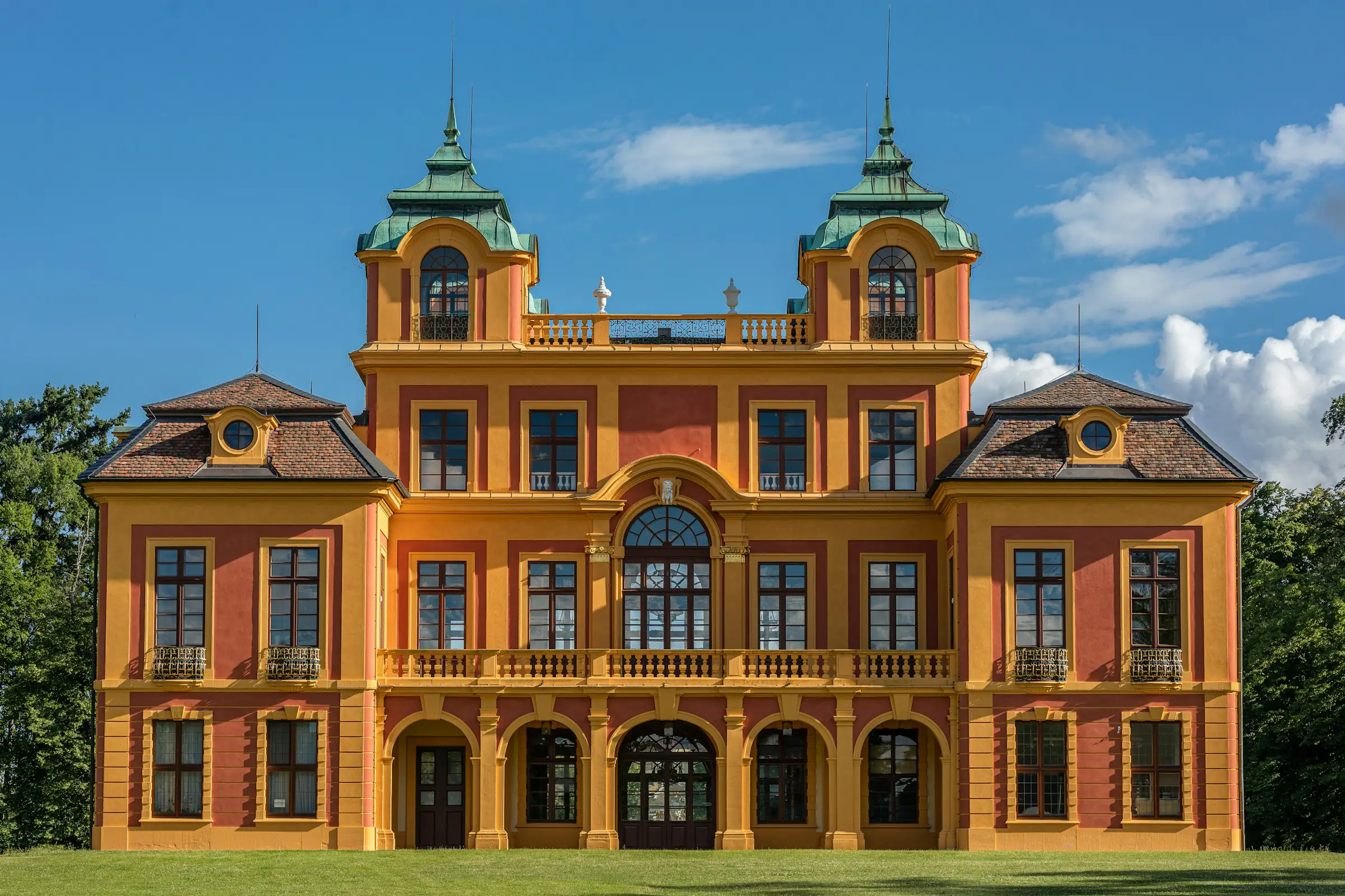 Ludwigsburg, Lustschloss Favorite bei blauem Himmel