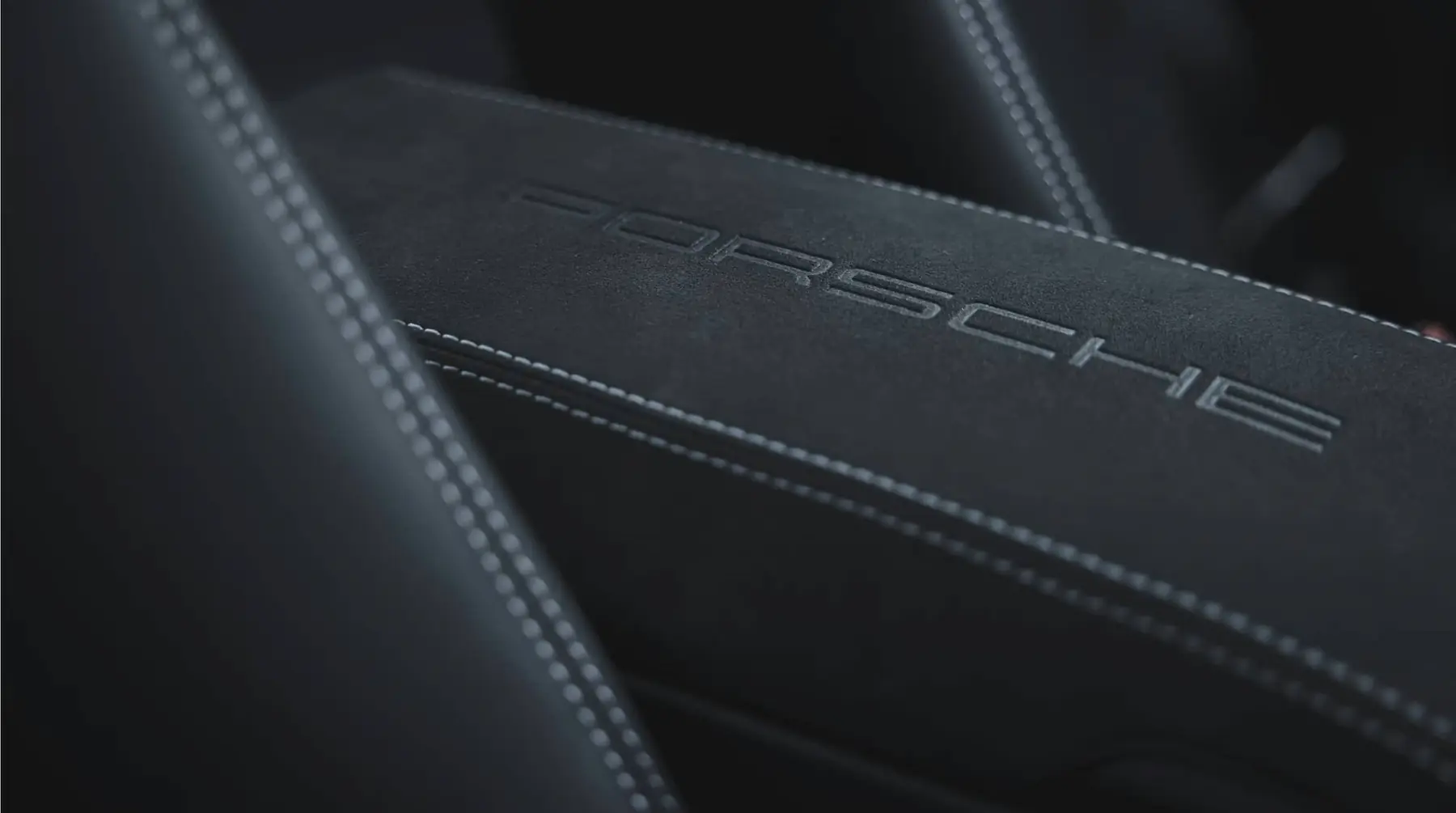 Après nettoyage de l’Alcantara d’une Porsche 911